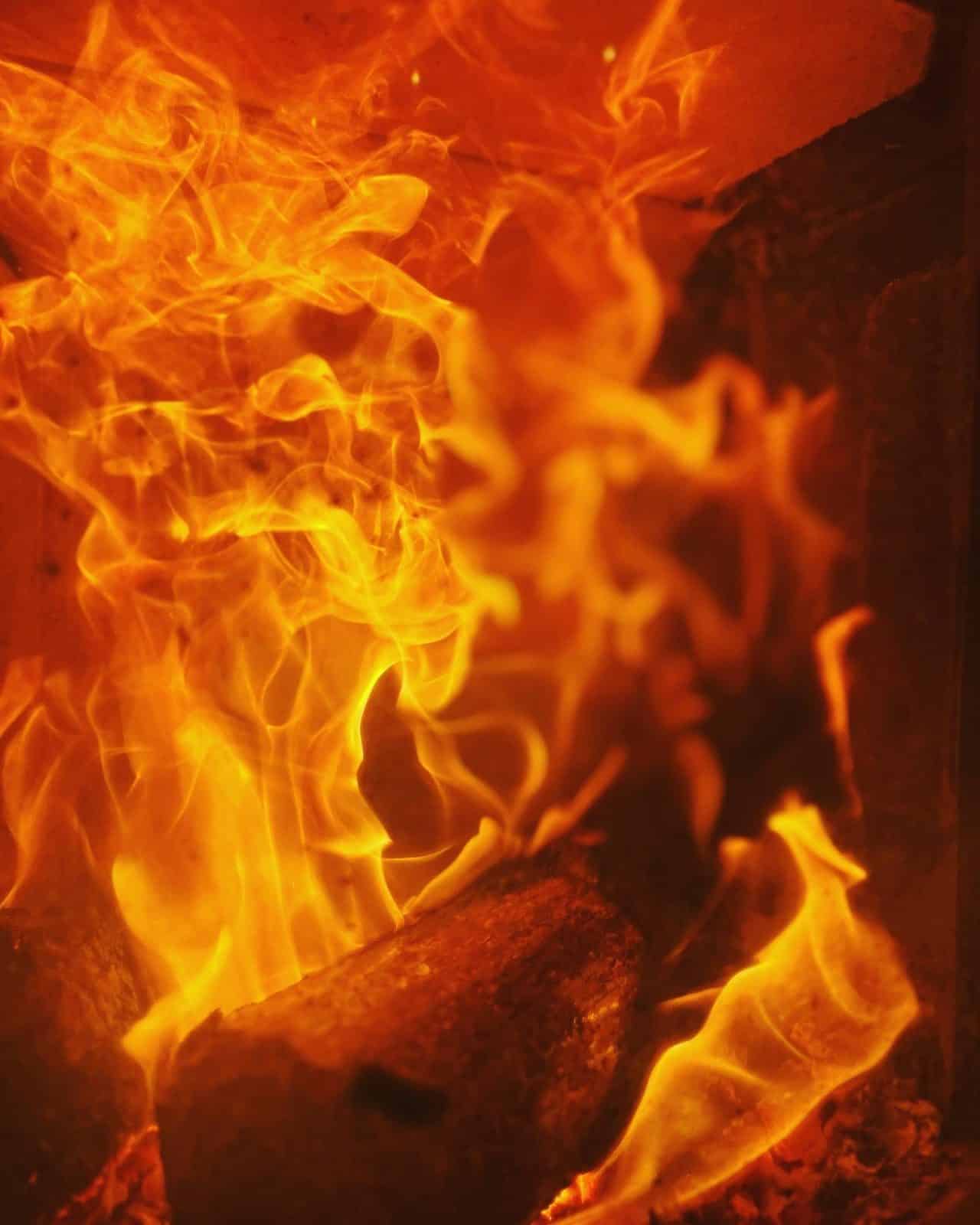 Feu de bûches dans un poêle — bois de chauffage Les Margotins