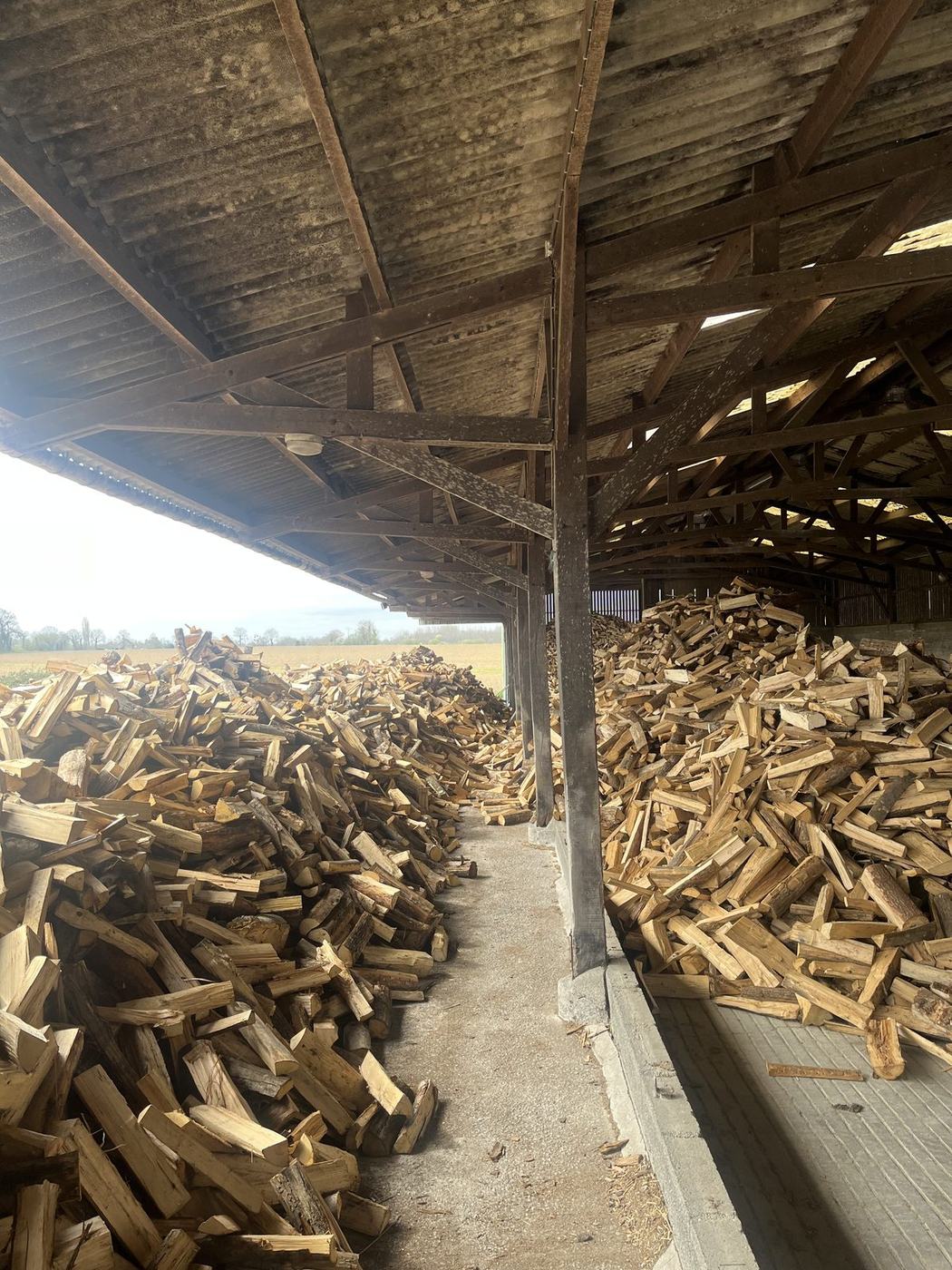 Stock de bois de chauffage sous hangar ventilé — Les Margotins