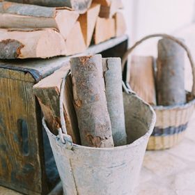 Bûches de bois de chauffage prêtes à brûler
