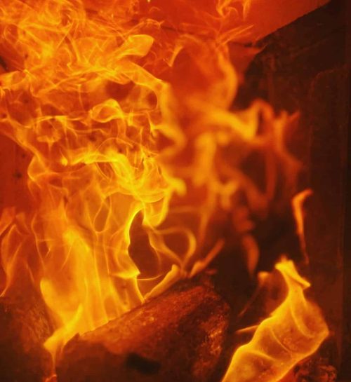 Feu de bûches dans un poêle — bois de chauffage Les Margotins