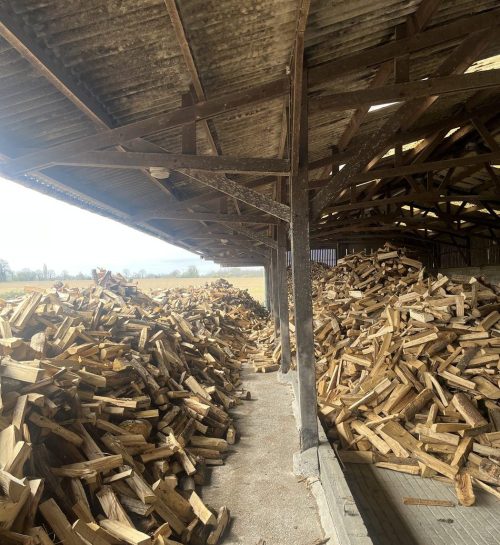 Stock de bois de chauffage sous hangar ventilé — Les Margotins, Beaussais-sur-Mer